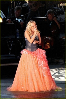 Carrie_Underwood_Sounding_Hollywood_Bowl_Photos2.jpg
