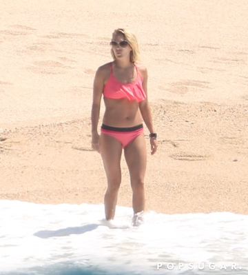 Carrie-Underwood-Bikini-Pictures-Mexico-July-201612.jpg