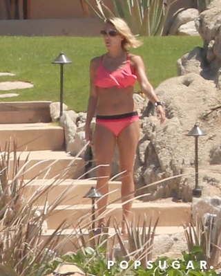 Carrie-Underwood-Bikini-Pictures-Mexico-July-20166.jpg