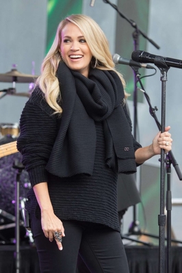 Carrie-Underwood_-Performing-for-the-Sunrise-AFL-Grand-Final-Show--06-662x993.jpg