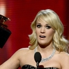 Carrie-Underwood-held-up-her-Grammy-award.jpg