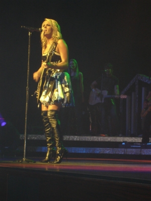 69579_carrie-performing-mgm-grand115_122_205lo.jpg