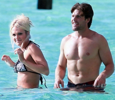 Carrie-Underwood-In-bikini-swimming-in-Tahiti3.jpg