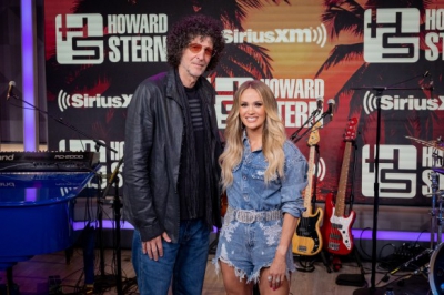 Howard-Stern-and-Carrie-Underwood-at-the-SiriusXM-Miami-Studios---Photo-Credit-Emma-McIyntire.jpg