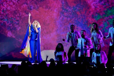 carrie-underwood-delivers-powerful-love-wins-performance-at-2018-cma-awards__338659_.jpg