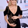 Carrie-Underwood-cradles-baby-bump-at-2018-AMAso.jpg